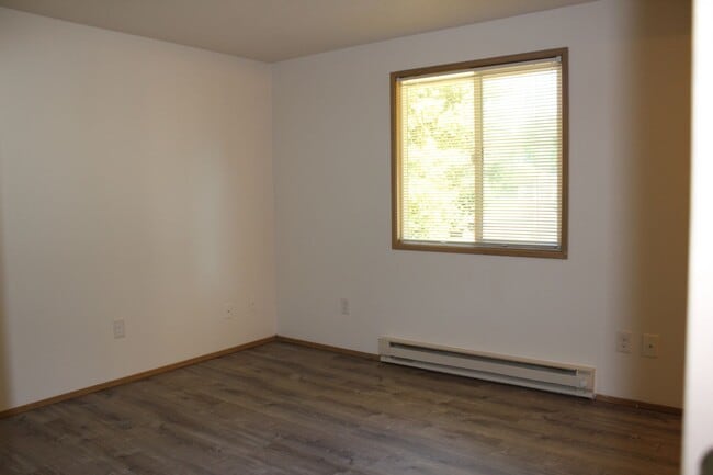 Building Photo - 4 bedroom 2 bath house