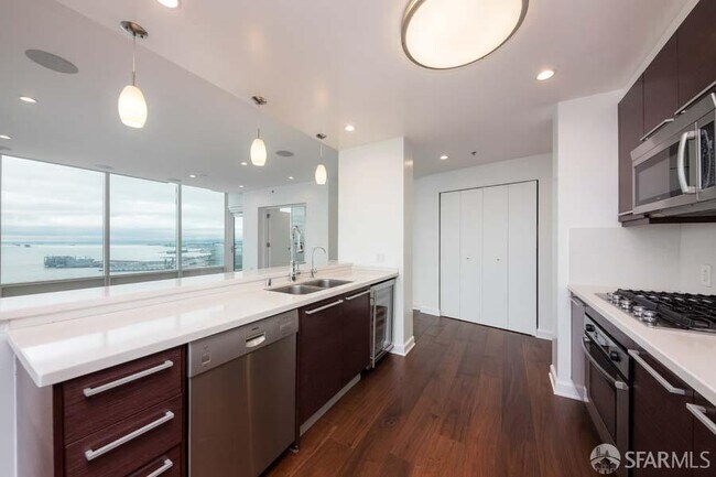 Building Photo - 425 1st St