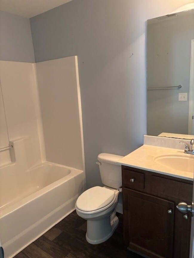 Building Photo - Beautiful 3 bedroom, 2.5 bath home with Bo...