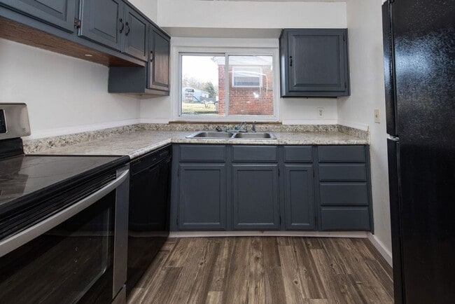 Building Photo - PRICE HILL-NICE 3 BEDROOM 1 BATH RANCH with