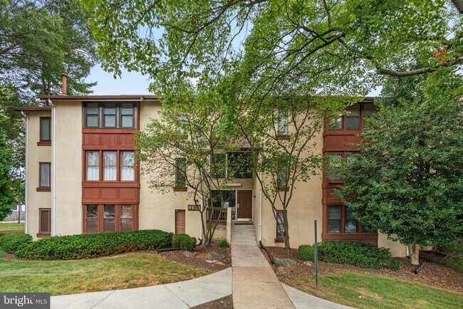 Building Photo - 9651 White Acre Rd