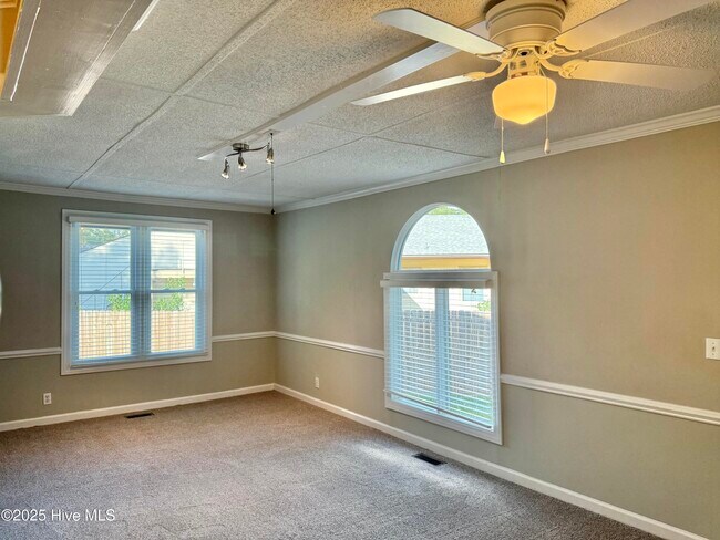 Building Photo - 103 Amber Ln
