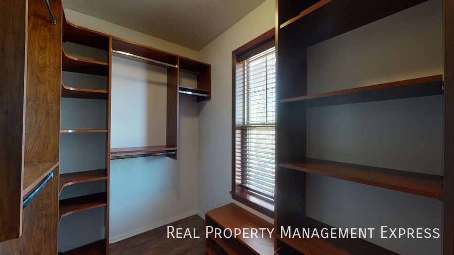 Building Photo - Beautiful 4 Bed 3.5 Bath House with 3-stall attached garage and fenced backyard on West side