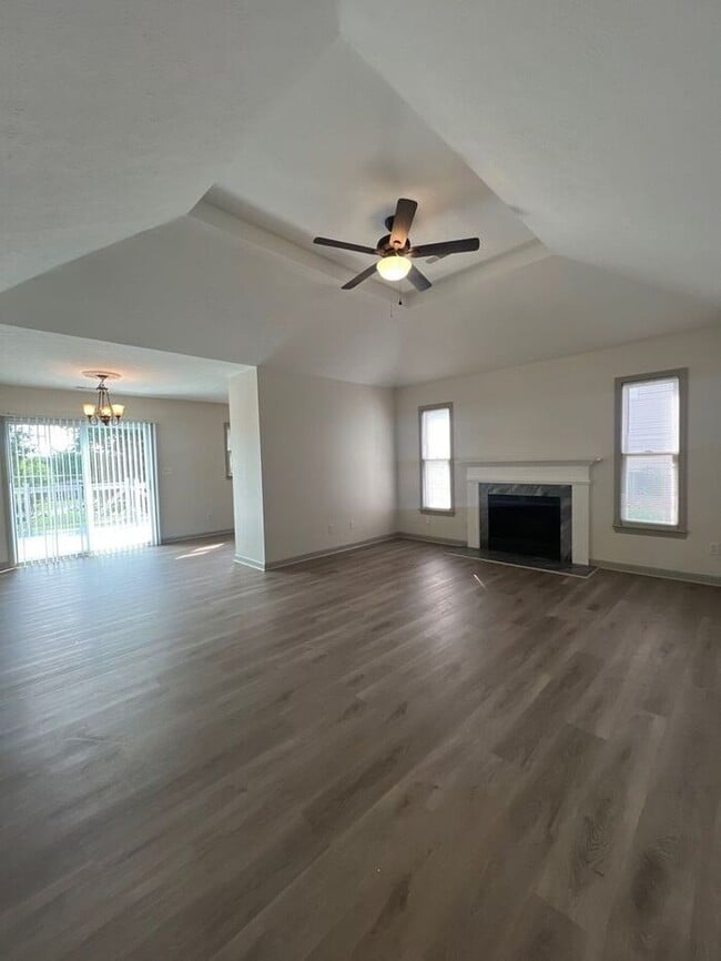 Building Photo - **Charming 2 Bed, 2 Bath Ranch-Style Home ...