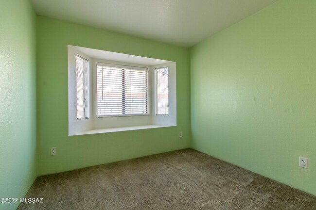 Building Photo - 5961 N Edenbrook Ln