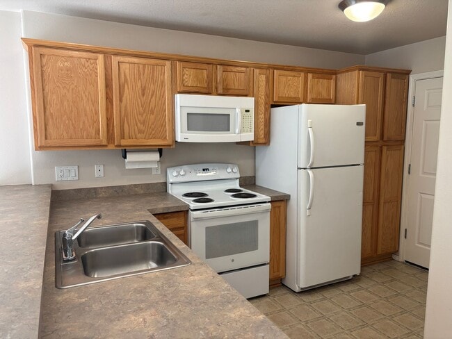 Building Photo - 3 Bedroom 2.5 Bath Two Story Duplex