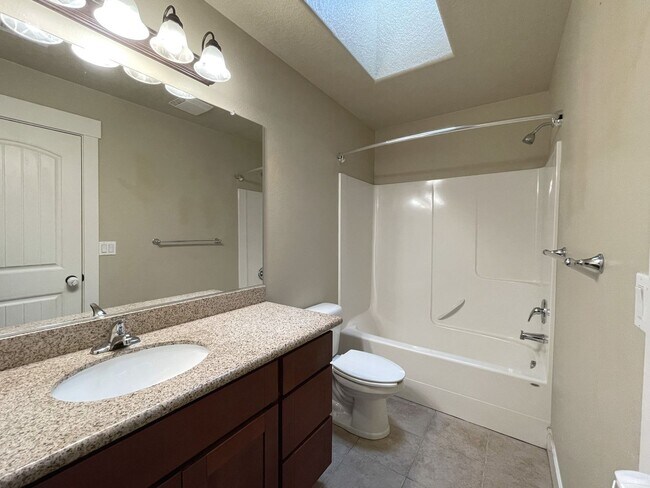 Building Photo - Fantastic South Tabor Home with Attached Garage, Washer/Dryer, A/C