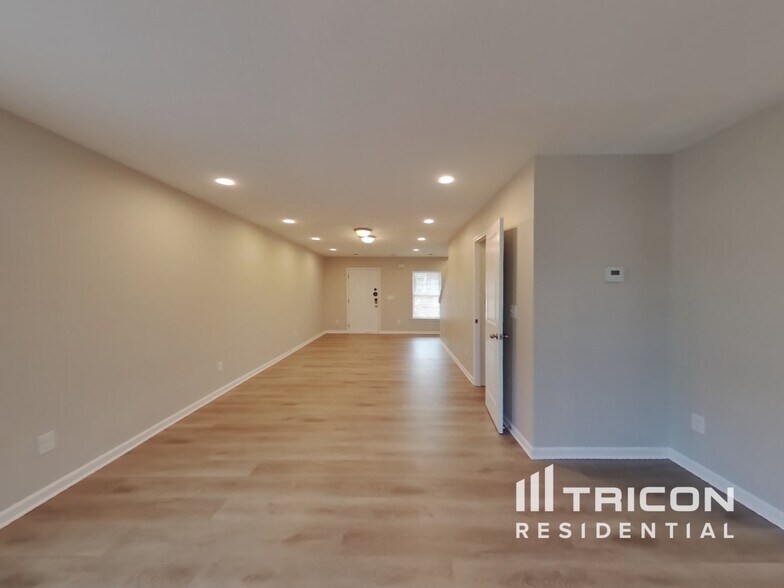 Building Photo - 870 Markham Cir