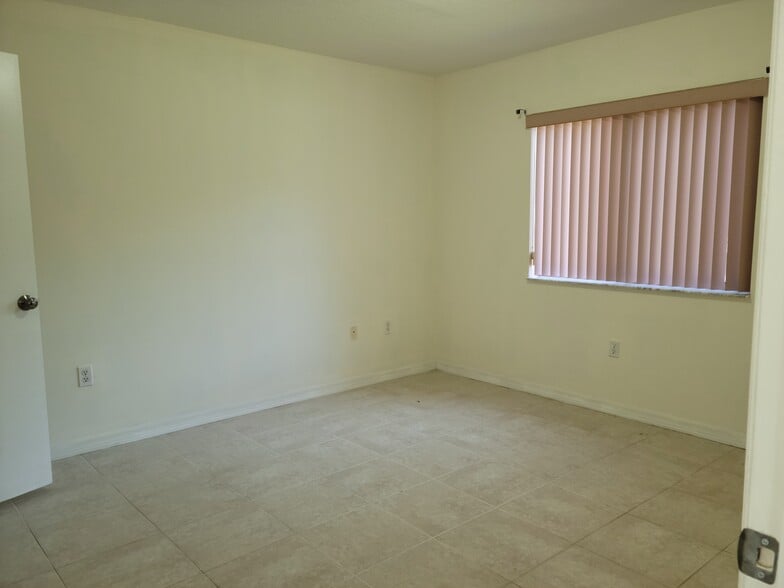 Master bedroom - 2921 SE 13th Ave