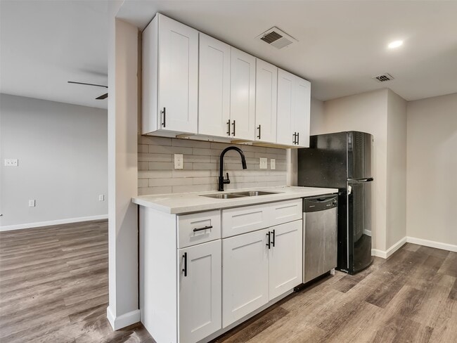 Building Photo - 5636 Birchmont Dr