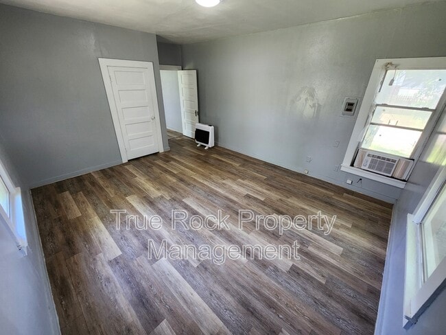 Building Photo - 227 N Hope Ave