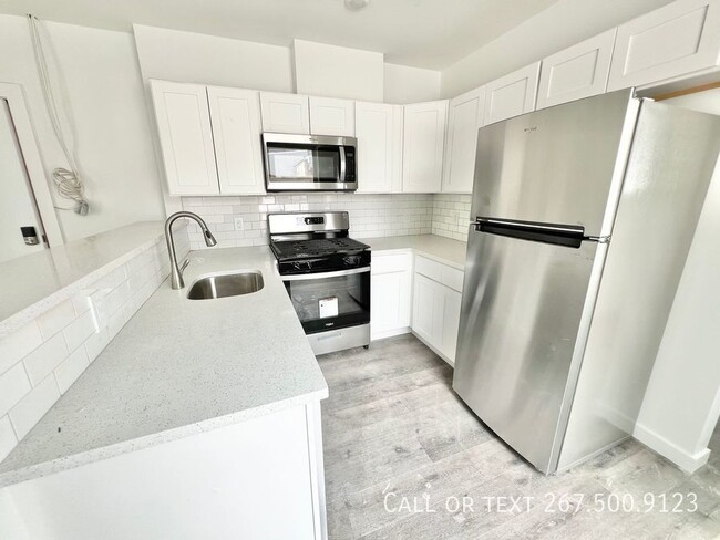 Building Photo - Great Location Renovated One Bedroom Unit.