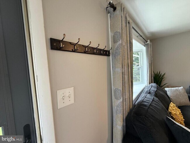 Building Photo - 2208 Vermont Ave