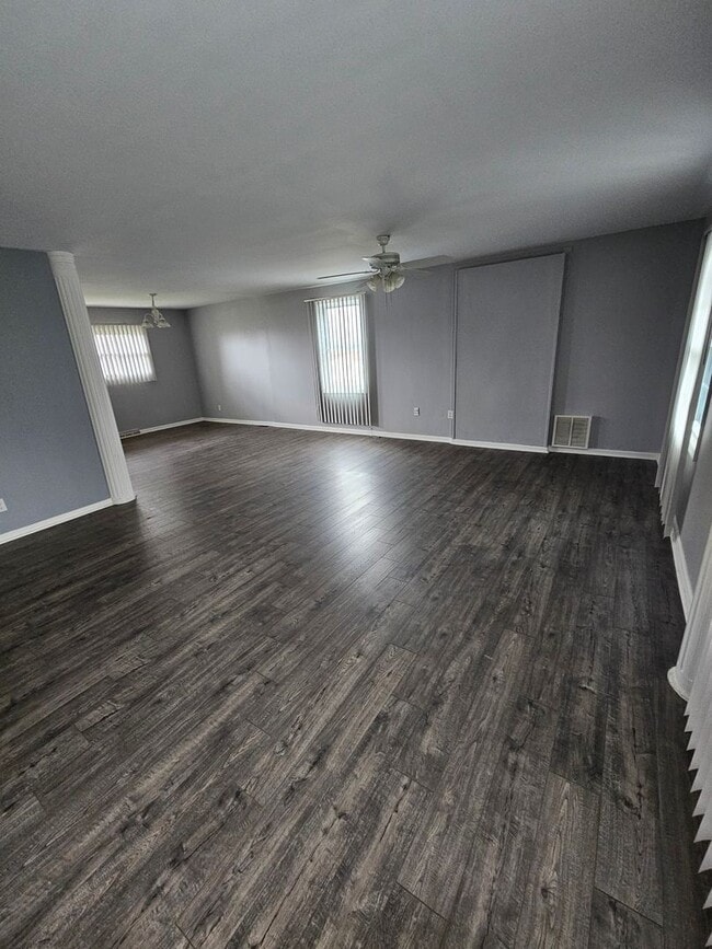 Building Photo - EDGEWOOD - SINGLE FAMILY RANCHER