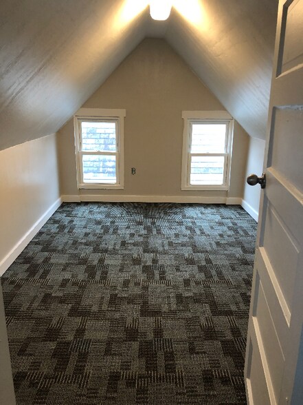 Building Photo - 225 S Maple Ave