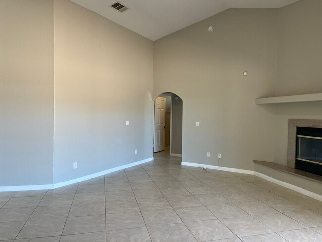 Building Photo - 4 bedrooms 2 bathroom home in Apple Valley!