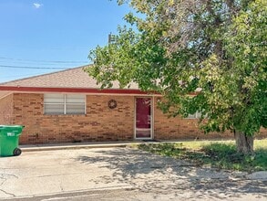 Building Photo - 709 E Sunset Cir
