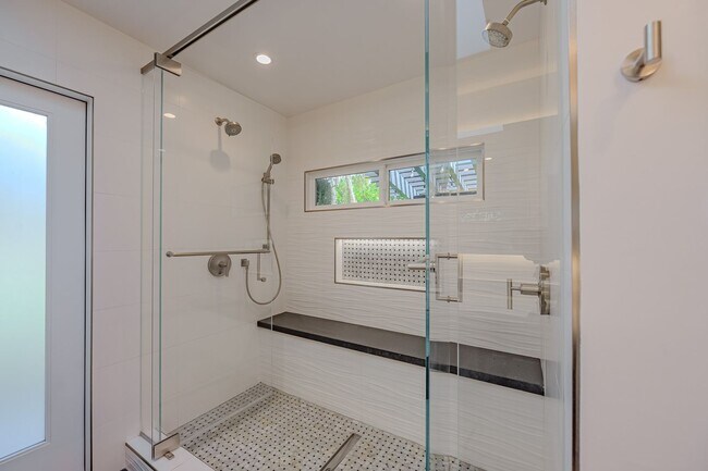 Building Photo - Luxurious Modern Living in the Heart of San Diego with Solar!