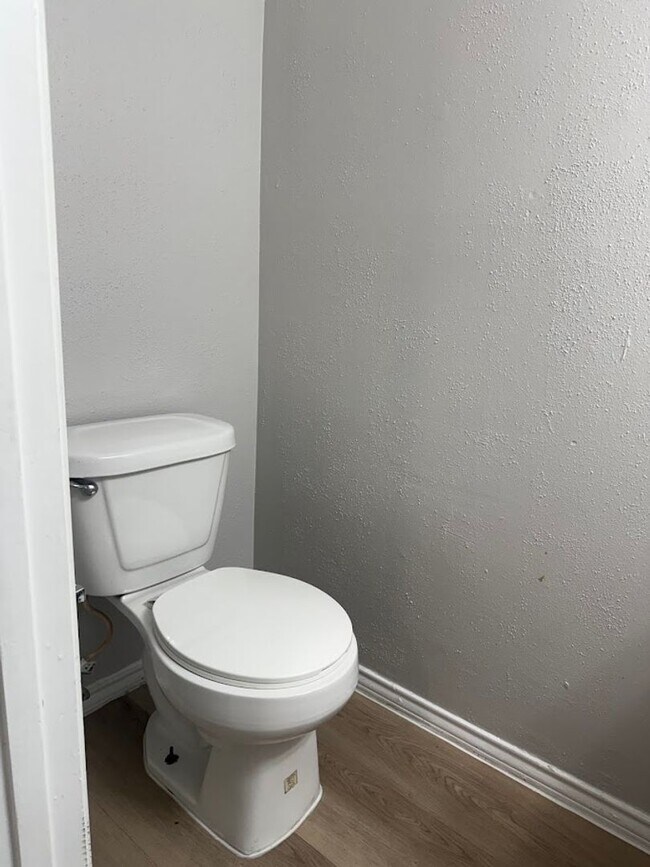 Building Photo - River Crossing 2 Bed 2 1/2 Bath - 2 Story Townhome