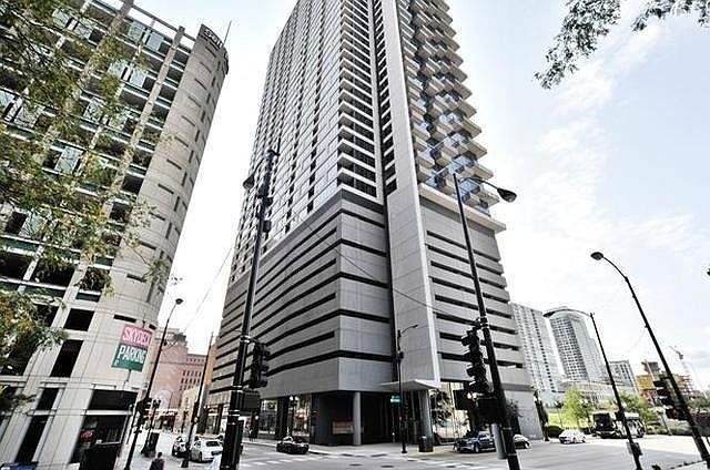 Building Photo - 235 W Van Buren St