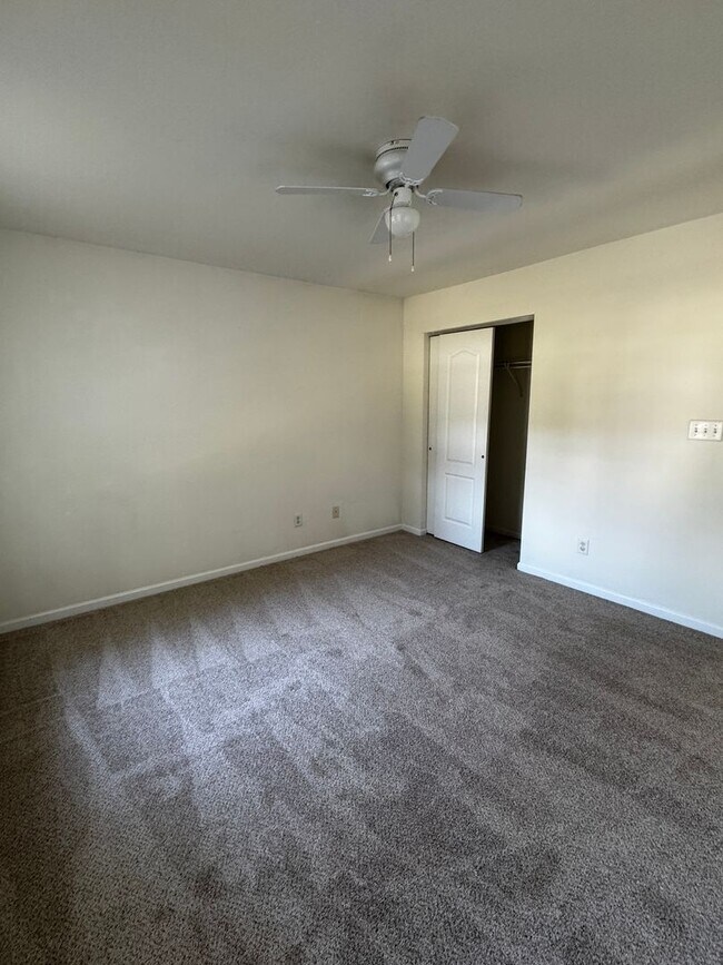 Building Photo - BEAUTIFUL OPEN FLOOR PLAN
