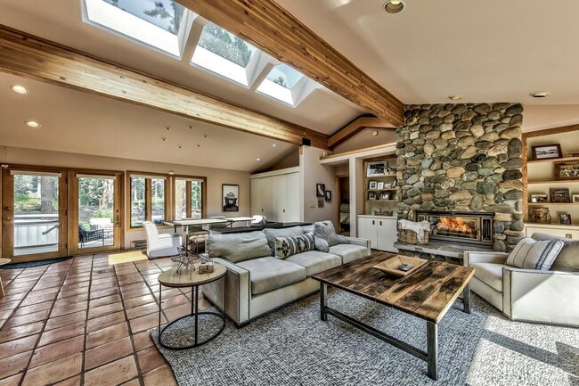 Building Photo - Perfect Location