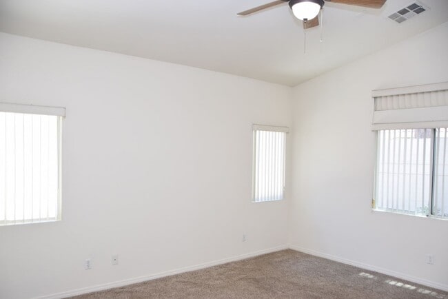 Building Photo - 1 STORY HOME IN GATED SE COMMUNITY