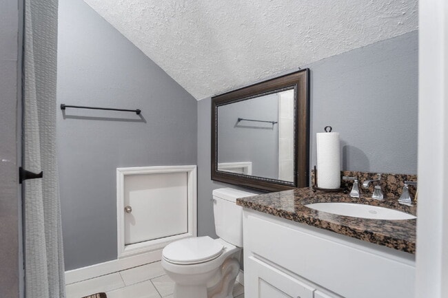 Building Photo - 2 Bed 2 Bath Garage Apartment in La Vergne