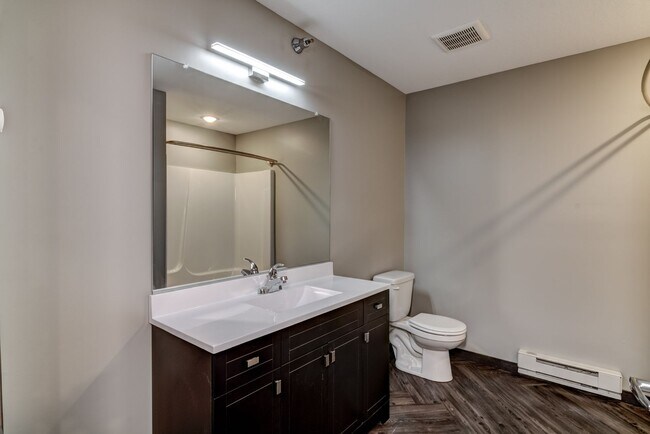 Building Photo - Private Entry! 2 Bed, 2 Bath $500 Deposit!