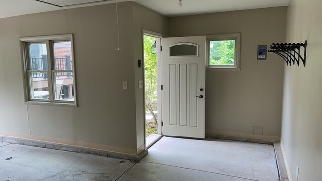 Building Photo - 2400 Hillview Ave
