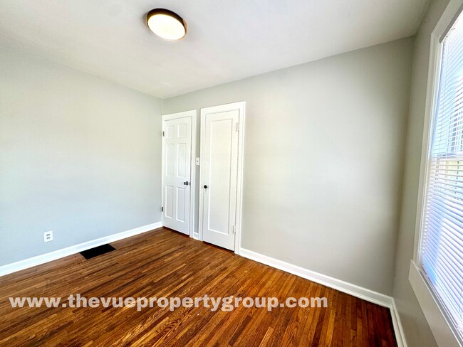 Building Photo - MOVE IN SPECIAL! Move in this November and...