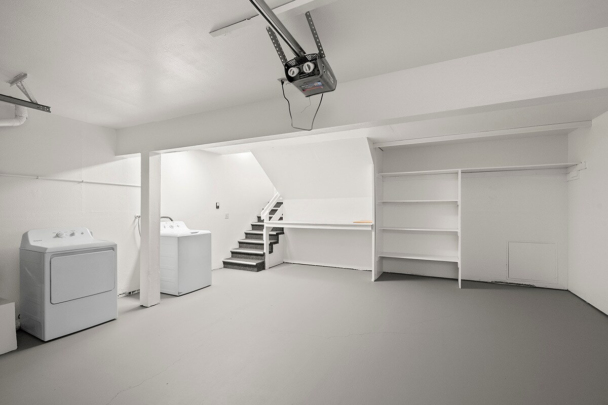 Building Photo - 3216 Caminito Eastbluff