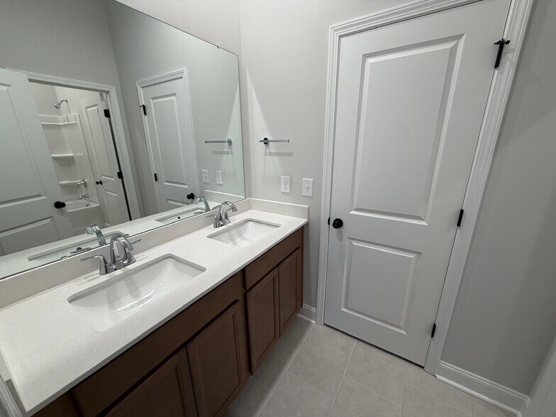 Building Photo - 105 Winding Stream Cir