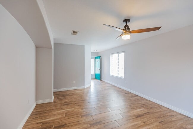 Building Photo - Beautiful 3 Bedroom/2 Bath Home