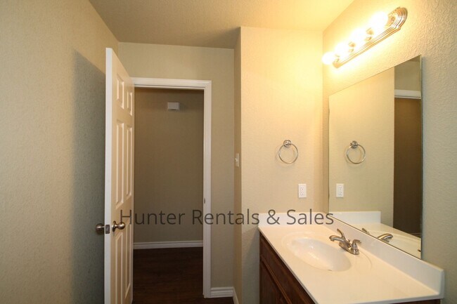 Building Photo - Spacious Duplex!