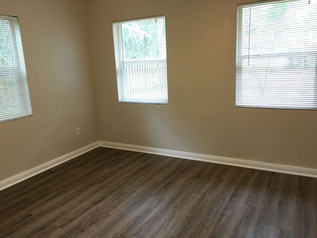 Building Photo - Beautiful 3 Bedroom House Behind Midtown