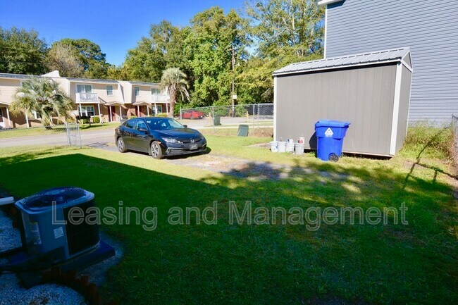 Building Photo - 632 White Oak Dr