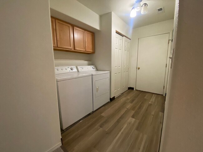 Building Photo - 2 bedroom, 2-1/2 bath condo - close to Mal...