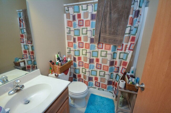 Building Photo - 2br townhouse near many shopping & dining ...