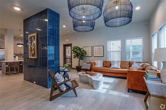 Building Photo - 3300 Oak Creek Dr