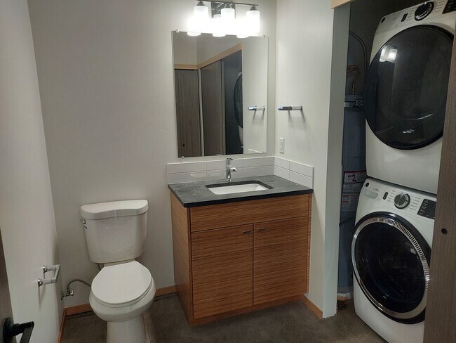 Building Photo - 608 E 7th Ave