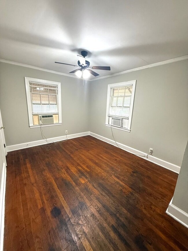Building Photo - ** 2 Bed 1 Bath Located in Highland Garden...