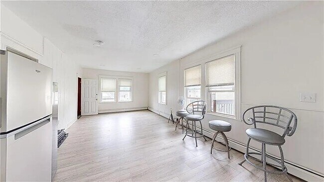 Building Photo - 163 Sabin St
