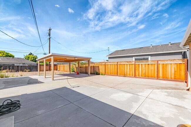 Building Photo - 2125 Walnut Grove Ave