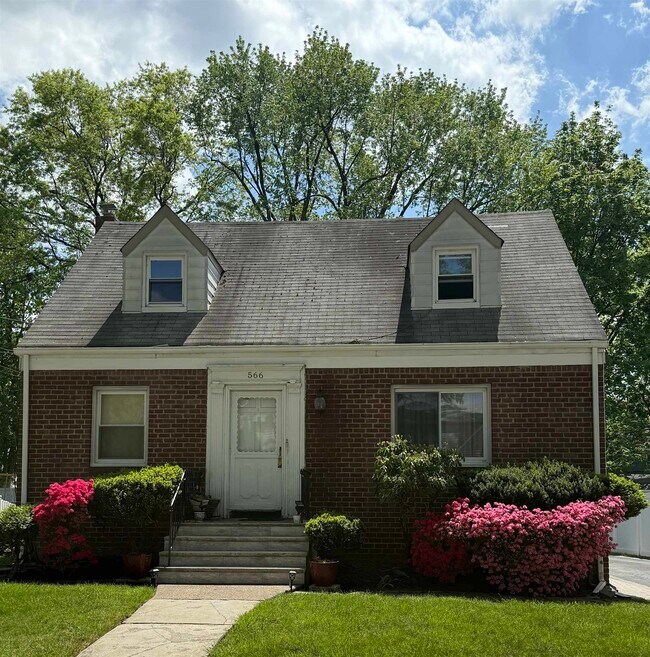 Primary Photo - 566 North St