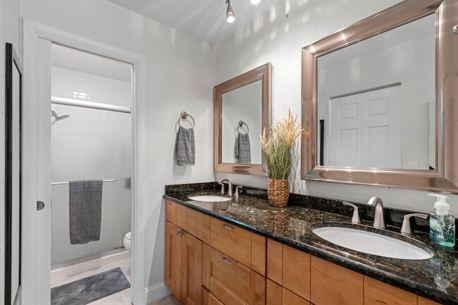 Building Photo - 7581 English Ct