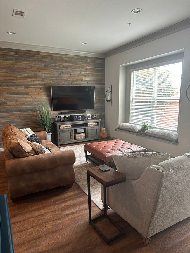 Building Photo - 3/2.5 Townhome in Burleson