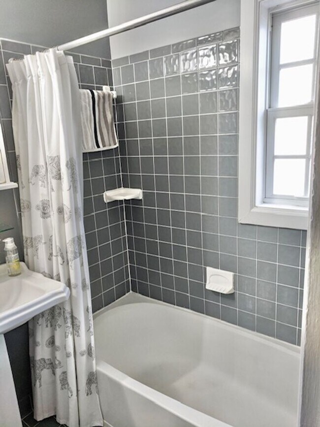 Building Photo - FIRST MONTH FREE RENT!