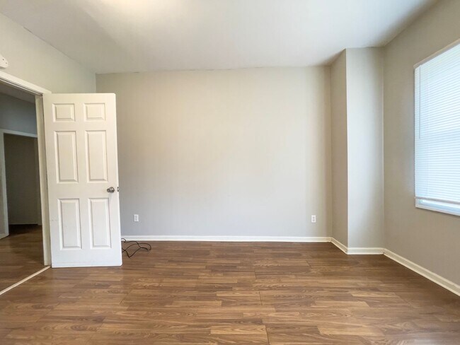 Building Photo - PRELEASING for AUGUST! Pet-Friendly 4BR Walk to Ball State, in unit Washer/dryer and hardwood flo...