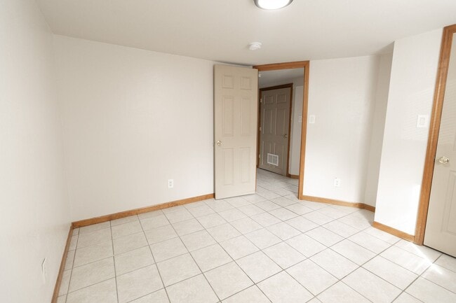 Building Photo - 5 Bed 2 Bath House